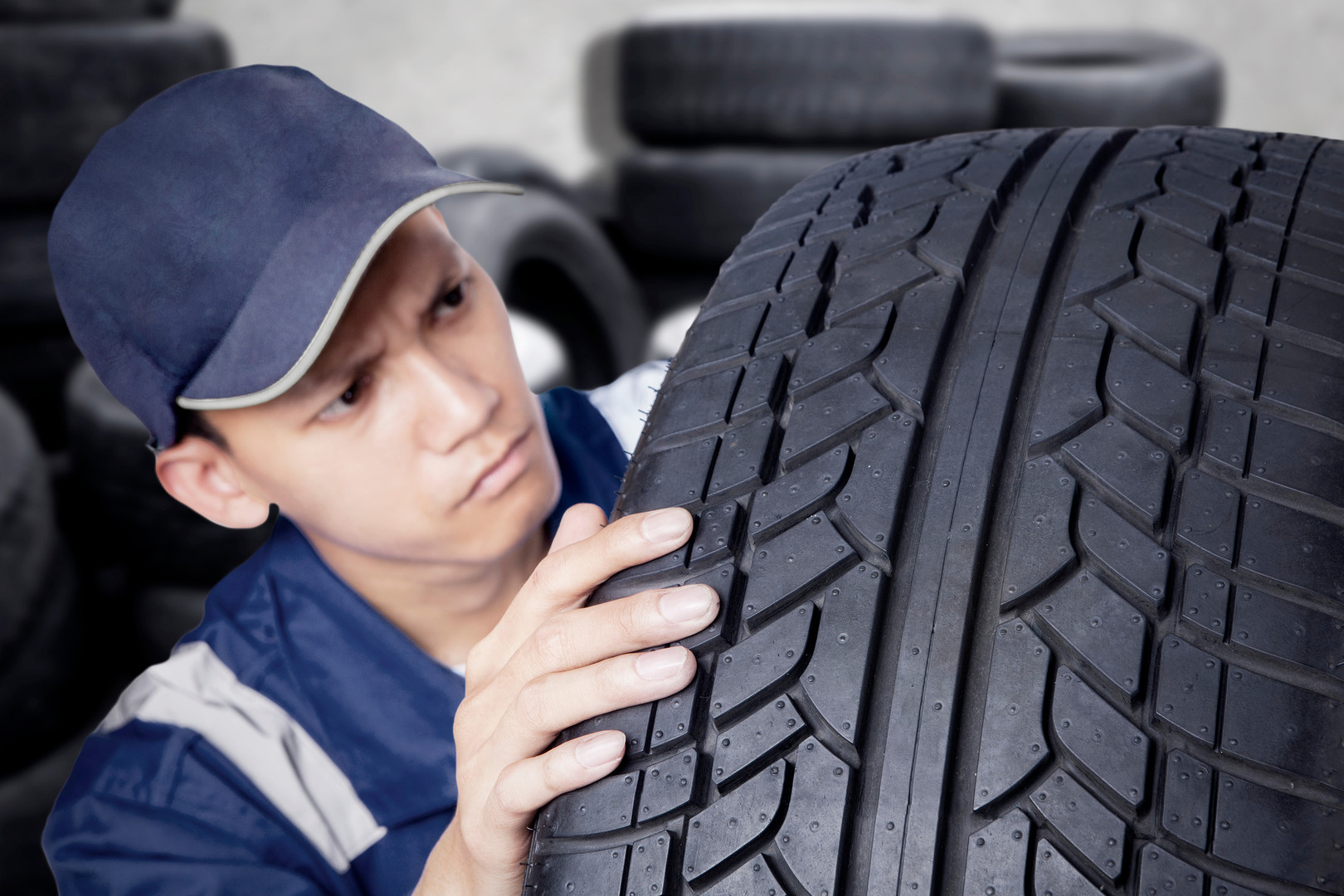 Fiatal autószerelő, aki ellenőrzi a guminyomás szenzor működését